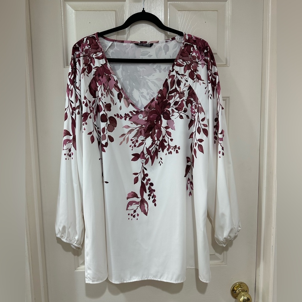 NWOT BloomChic V Neck Blouse. Mauve leaf design 18/20